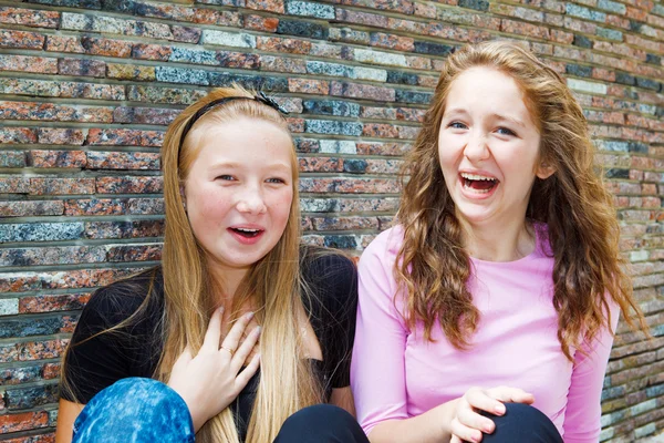 Tonårsflickor skrattar — Stockfoto