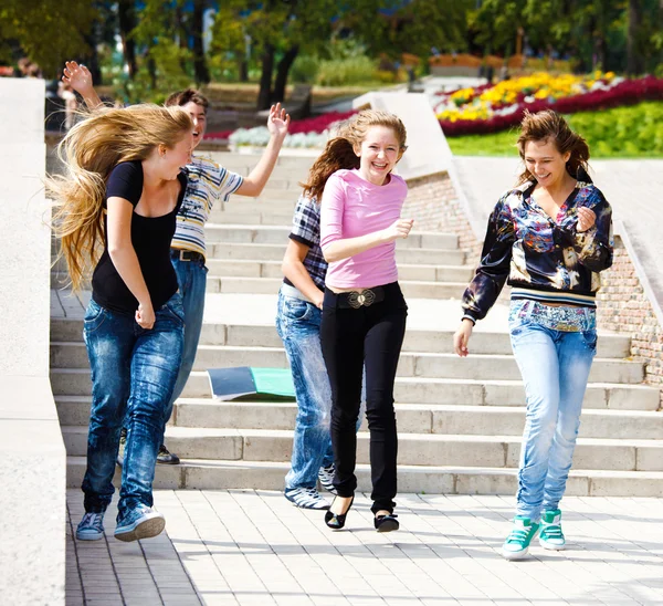 Adolescentes felizes correndo — Fotografia de Stock