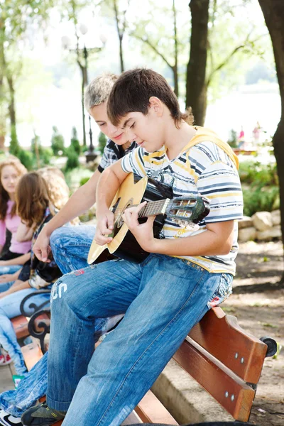 Chłopaki z gitara — Zdjęcie stockowe