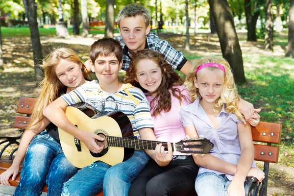 Tonåringar som spelar gitarr — Stockfoto