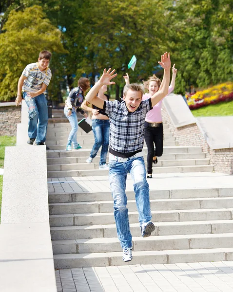 Studenter som springer — Stockfoto