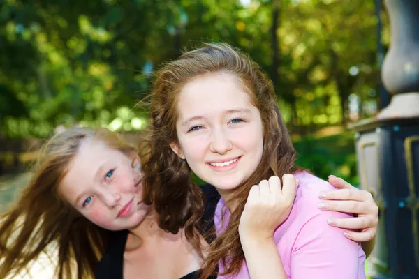 Nastoletnie siostry — Zdjęcie stockowe