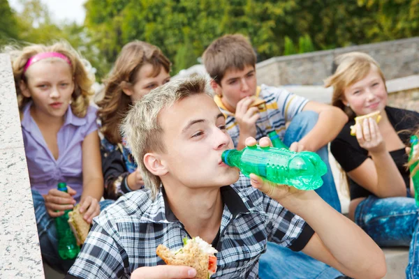 Teens eating sandwiches — Stock Photo, Image