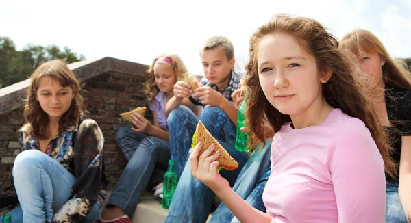 Les adolescents mangent — Photo