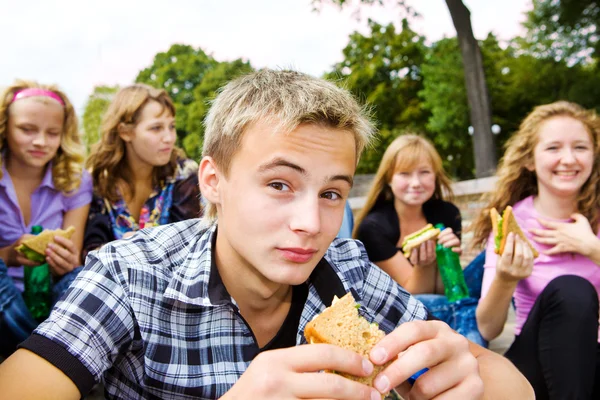 Gençler take-away gıda ile — Stok fotoğraf