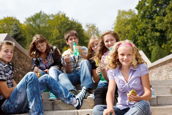 Teens eating — Stock Photo, Image