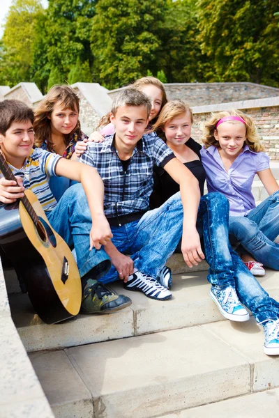 Dospívající přátele, jak sedí na schodech — Stock fotografie