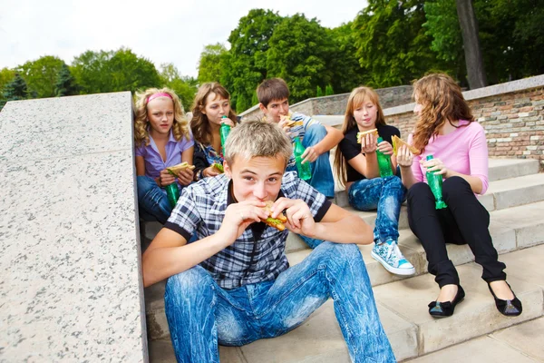 Studenten met fast food — Stockfoto