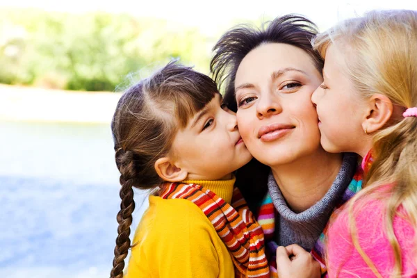 Całowanie matki dzieci — Zdjęcie stockowe