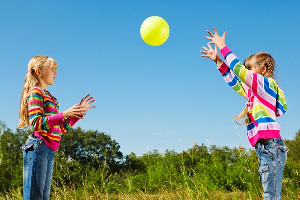 Κορίτσια να παίζουν με την μπάλα — Φωτογραφία Αρχείου