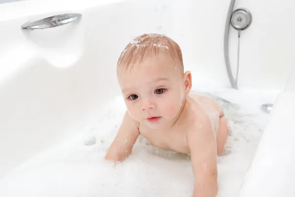 Bébé dans le bain — Photo