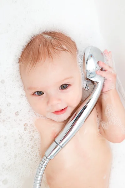 Baby in zeep schuim — Stockfoto