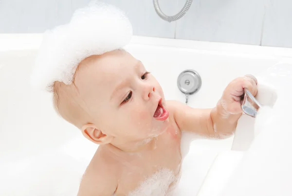 Bébé dans le bain — Photo