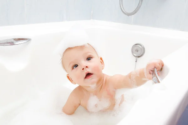 Дитині приймати ванну — стокове фото