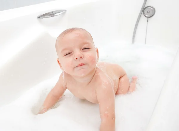 Bebek küvetibebé en la bañera — Stok fotoğraf