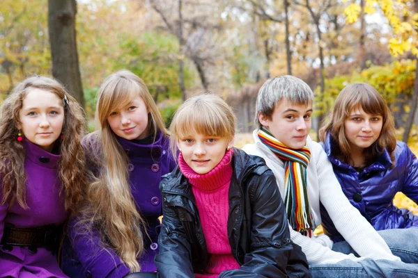 Adolescentes alegres no outono — Fotografia de Stock