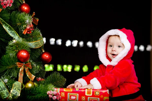 Baby in santa kostuum over zwart — Stockfoto