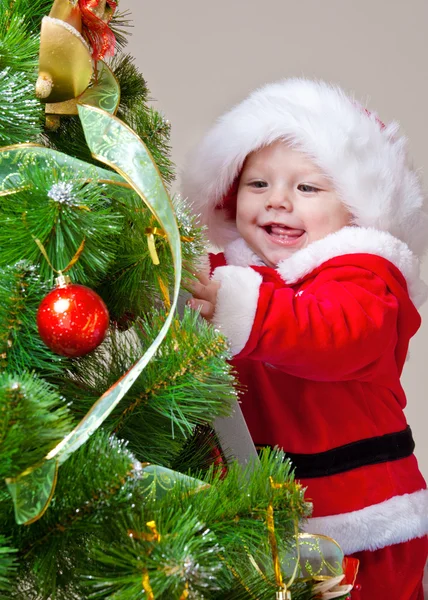 Bebé decorando árbol de Navidad —  Fotos de Stock