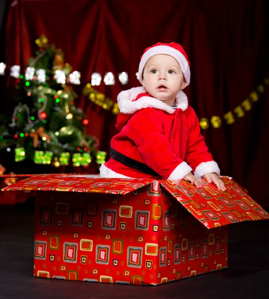 Santa segítő játszó karácsonyi bál — Stock Fotó