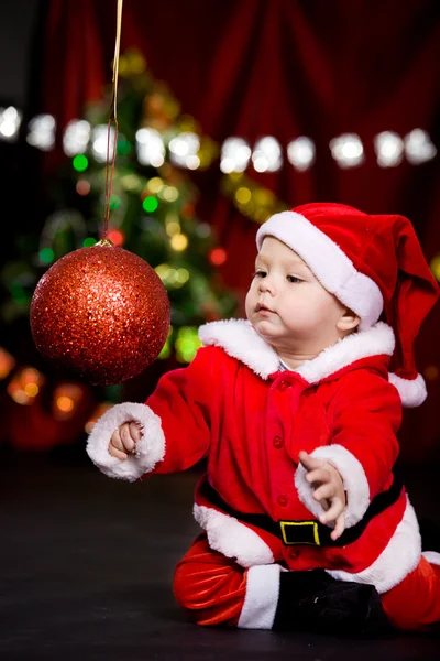 산타 도우미 크리스마스 공을가지고 노는 — 스톡 사진