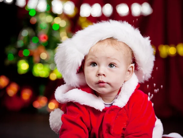 Ребенок в большой рождественской шапке — стоковое фото