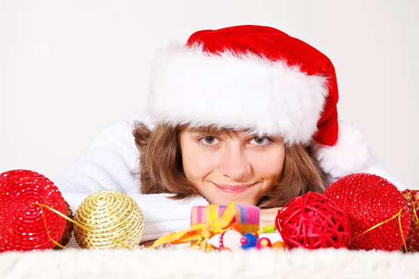Tienermeisje onder kerstballen — Stockfoto