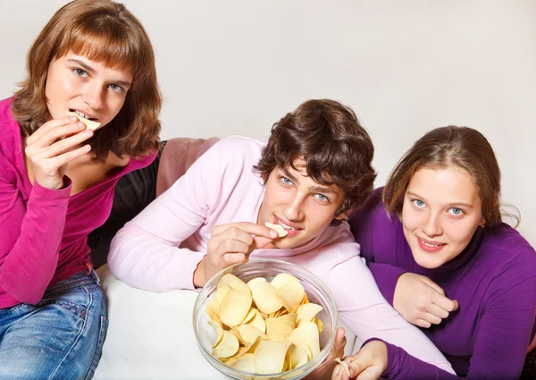 ポテトチップスを食べる十代の若者たち — ストック写真