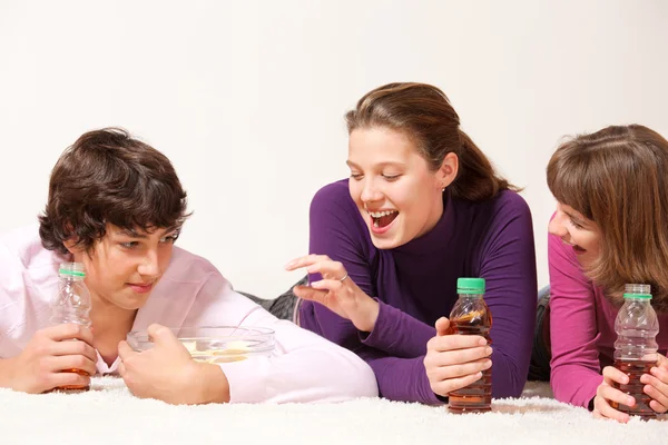 Teenagers with crips — Stock Photo, Image