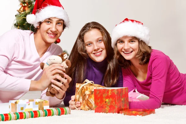 Les adolescents emballent des cadeaux de Noël — Photo