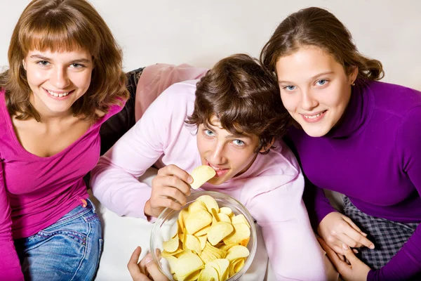 ポテトチップスを食べる十代の若者たち — ストック写真