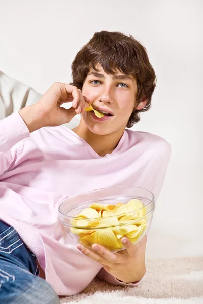 Έφηβος που τρώει πατατάκια — Φωτογραφία Αρχείου