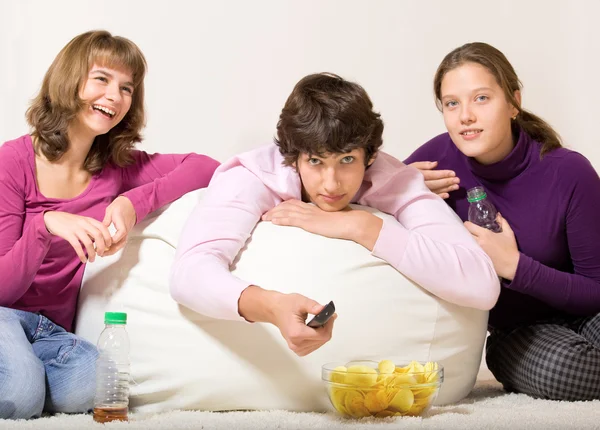 Teenage friends having snack — Stock Photo, Image