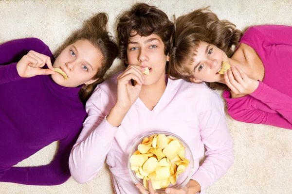 Friends eating crisps — Stock Photo, Image