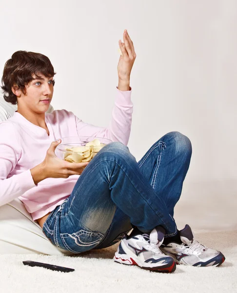 Teenager with crisps — Stock Photo, Image