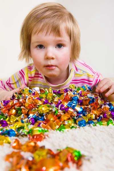 Girl and candies — Stock Photo, Image