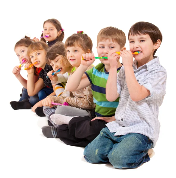 Kindergruppe putzt Zähne — Stockfoto