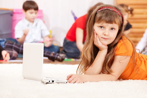 Menina com laptop ao lado — Fotografia de Stock