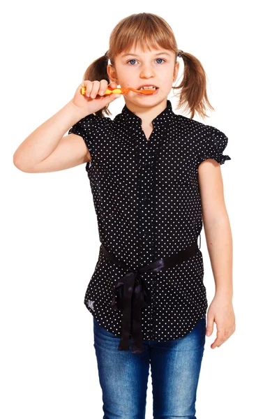 Attraktiv liten flicka rengöring tänder — Stockfoto