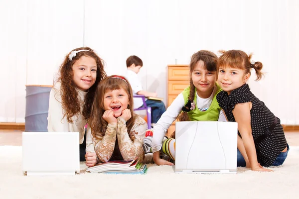 Παιδιά με φορητούς υπολογιστές — Φωτογραφία Αρχείου