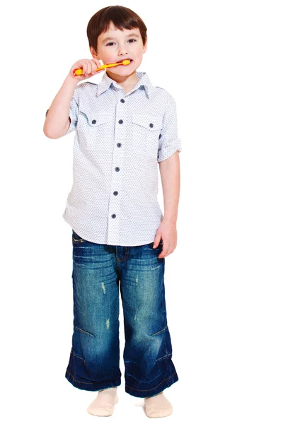Pojke står rengöring tänder — Stockfoto