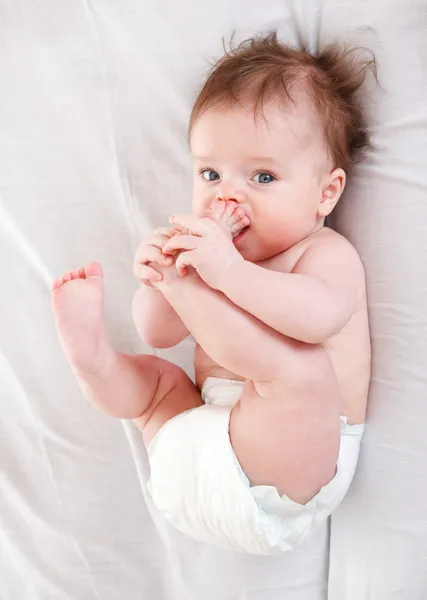 彼のつま先を食べる赤ちゃん — ストック写真