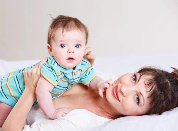 Baby liggend op zijn moeder — Stockfoto
