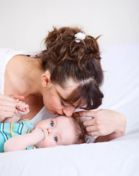 Vrouw kussen baby — Stockfoto