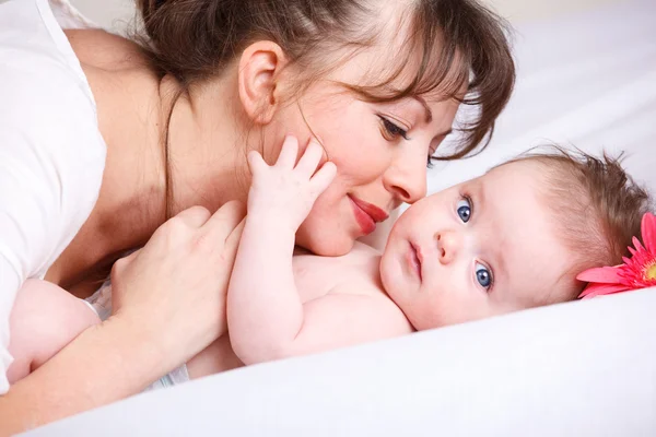 Mom playing with baby — Stock Photo, Image