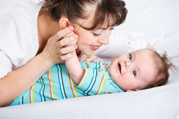 Säugling und seine Mutter — Stockfoto
