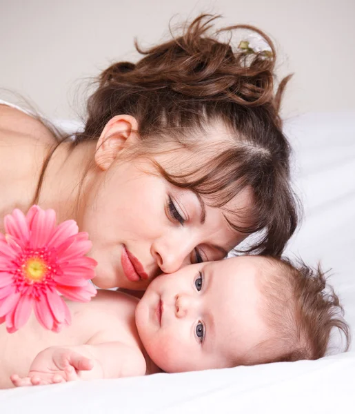 Baby und Mutter liegen — Stockfoto