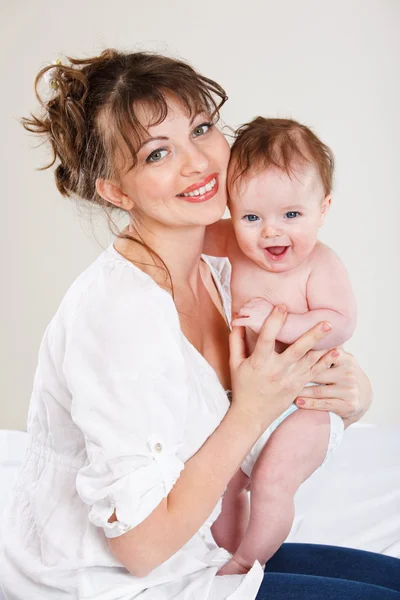 Mujer sosteniendo bebé —  Fotos de Stock