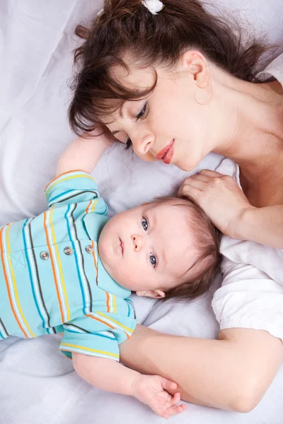 愛情深い母親と赤ちゃん — ストック写真
