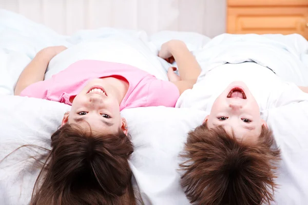 Мальчик и девочка лежат на кровати — стоковое фото