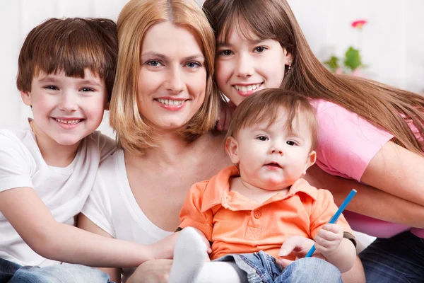 Woman and her kids — Stock Photo, Image